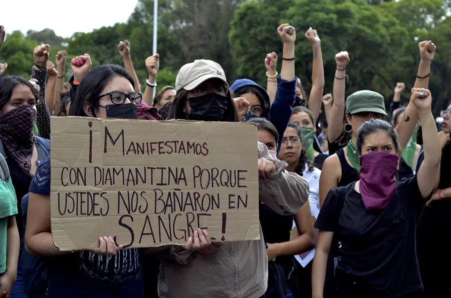 Mujeres se manifiestan contra la violencia de género en México