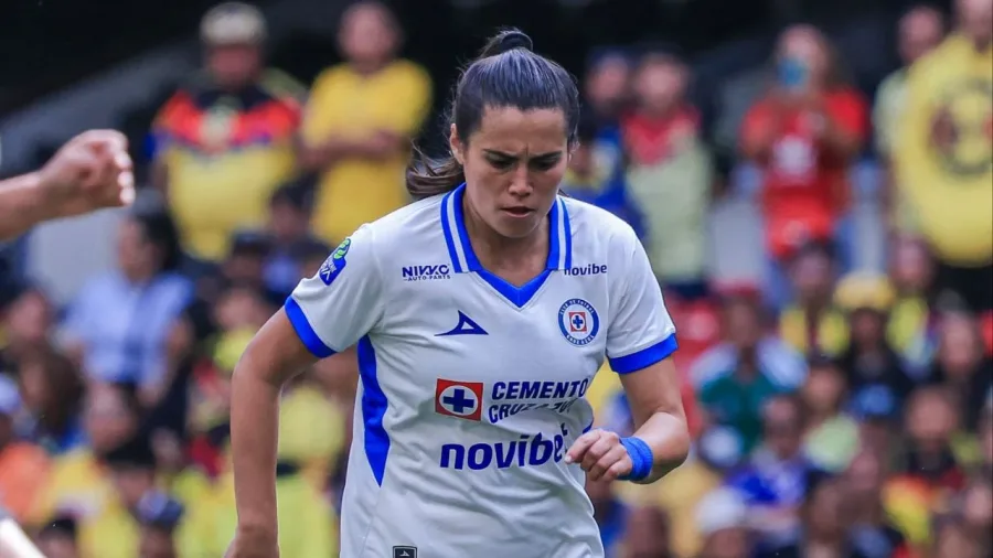 Jugadora de Cruz Azul Femenil durante el Clásico Joven ante América