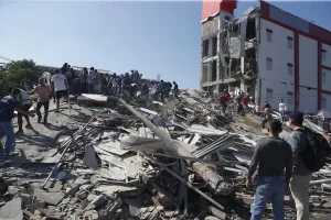 Personas entre los escombros de un edificio tras el terremoto en Colombia
