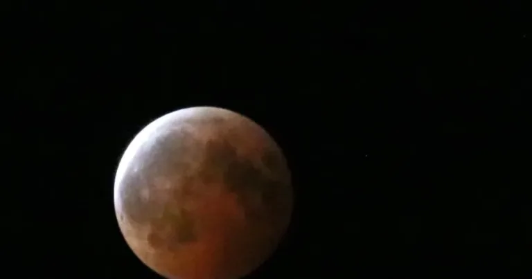 Imagen de fuente sobre eclipse lunar parcial