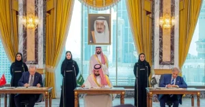 Mohammed bin Salmán Recep Tayyip Erdogan y Shehbaz Sharif durante el acuerdo de defensa