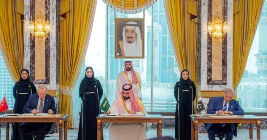 Mohammed bin Salmán Recep Tayyip Erdogan y Shehbaz Sharif durante el acuerdo de defensa