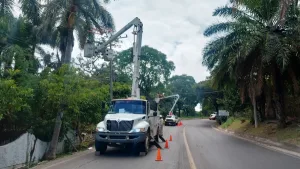 Personal técnico revisa infraestructura eléctrica en Chiapas