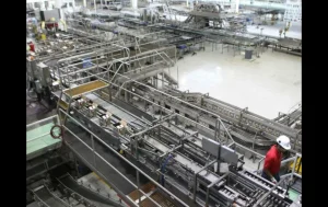 Línea de producción de cerveza en una planta mexicana