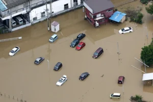 Vehículos afectados por inundaciones tras lluvias intensas en la prefectura de Chiba, Japón