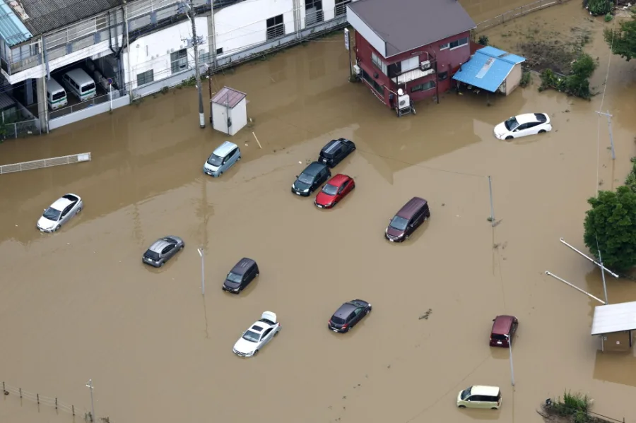 Vehículos afectados por inundaciones tras lluvias intensas en la prefectura de Chiba, Japón