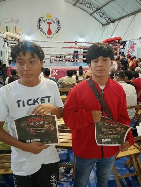 Pugilistas juveniles de Tapachula durante una función de boxeo