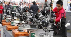 Trabajador en una línea de producción manufacturera en México