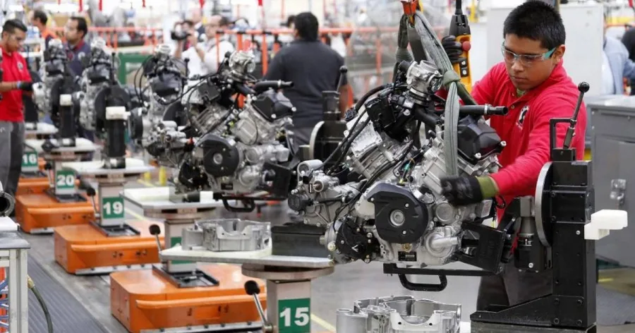 Trabajador en una línea de producción manufacturera en México
