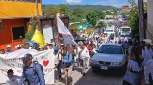 Integrantes de comunidades indígenas marchan en Bachajón, Chiapas