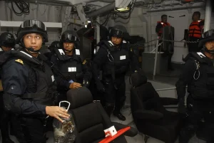 Personal naval durante un operativo de inspección marítima