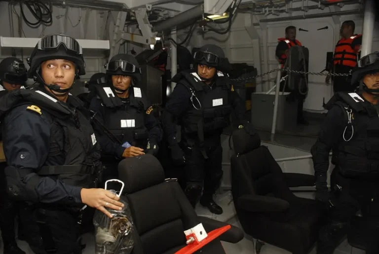 Personal naval durante un operativo de inspección marítima
