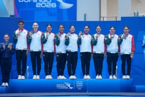 Equipo mexicano de natación artística durante su rutina acrobática inspirada en el jaguar