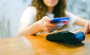 Persona realiza un pago digital con un teléfono móvil