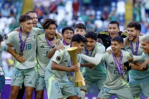 Jugadores de México Sub-20 celebran con el trofeo del campeonato de Concacaf