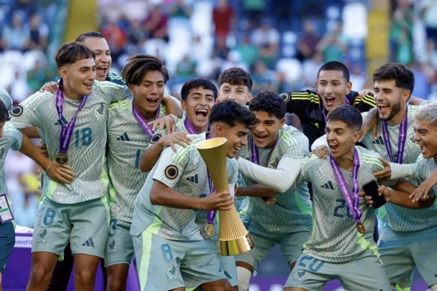 Jugadores de México Sub-20 celebran con el trofeo del campeonato de Concacaf