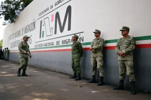 Elementos de seguridad vigilan la Estación Migratoria Siglo XXI en Tapachula