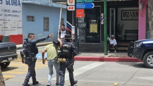Mujeres caminan en un espacio publico de Tuxtla Gutiérrez