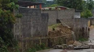 Muro de una escuela de Pantelho afectado por lluvias
