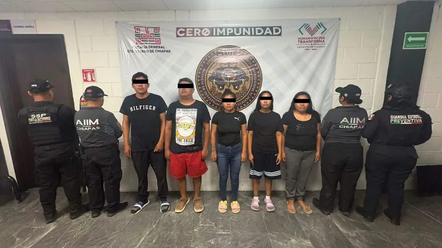 Elementos de seguridad durante un operativo contra robos en Tuxtla Gutierrez