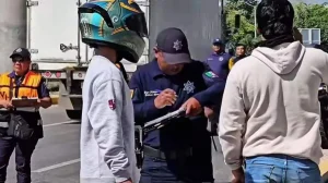 Agentes de tránsito realizan una revisión a motociclistas en Tuxtla Gutiérrez
