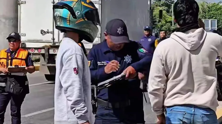 Agentes de tránsito realizan una revisión a motociclistas en Tuxtla Gutiérrez