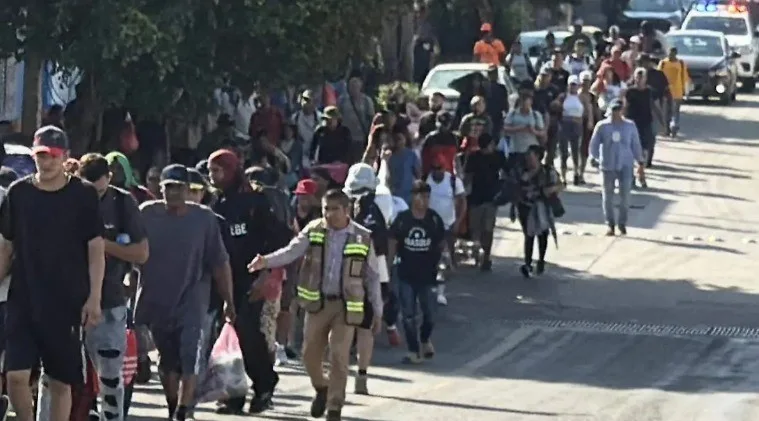 Personas migrantes reunidas en Tapachula durante la organización de una nueva caravana