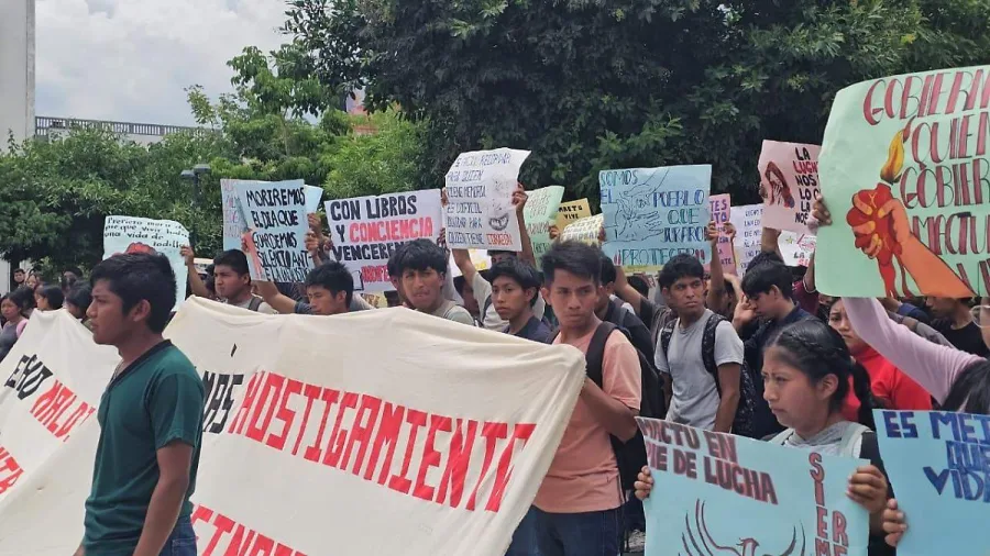 Normalistas de Mactumactzá durante protesta frente al Palacio de Gobierno de Chiapas