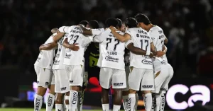 Jugadores de Pumas y Columbus Crew en imagen previa al partido de Leagues Cup