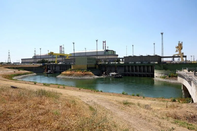 Central nuclear de Paks junto al río Danubio en Hungría