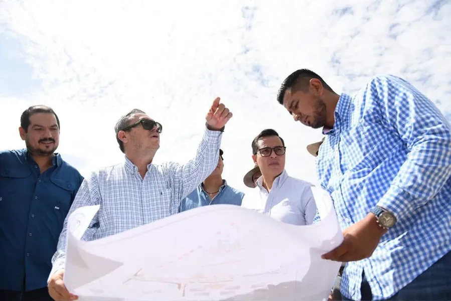 Autoridades supervisan planos de la nueva sede de la UNACH en Berriozábal