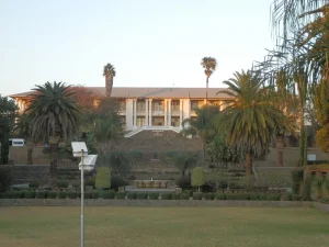 Imagen de contexto del Tintenpalast, sede del Parlamento de Namibia en Windhoek