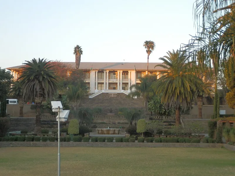 Imagen de contexto del Tintenpalast, sede del Parlamento de Namibia en Windhoek