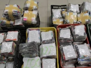 Puestos de venta en un mercado de Tuxtla Gutiérrez relacionados con el comercio de productos de consumo