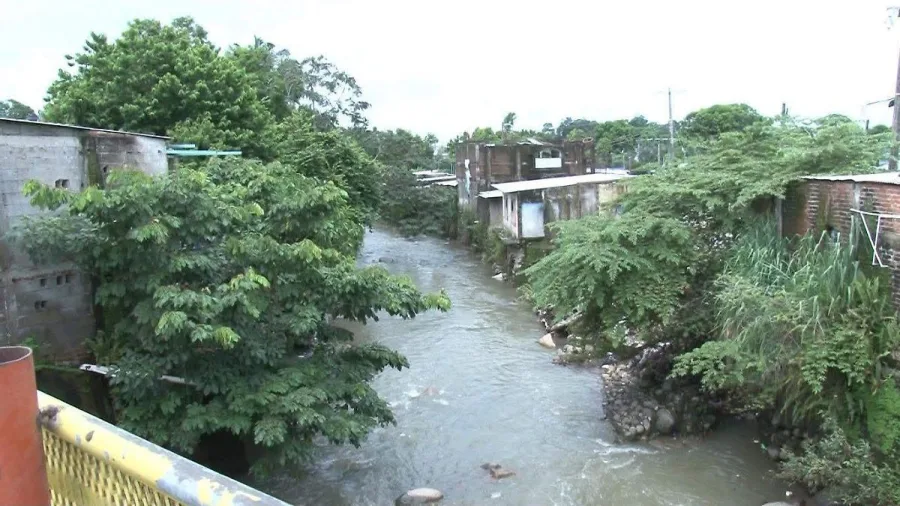 Viviendas y cauce de agua en una zona urbana de Tapachula
