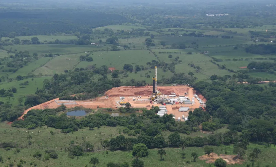Instalación de perforación petrolera en Reforma, Chiapas