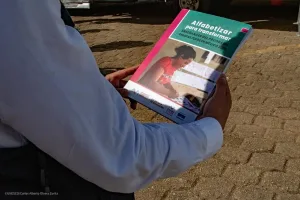Participante del programa de alfabetización bilingüe Chiapas Puede durante una sesión de aprendizaje