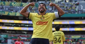 Jugadores del América celebran durante el partido ante Necaxa