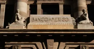 Personas realizan operaciones financieras