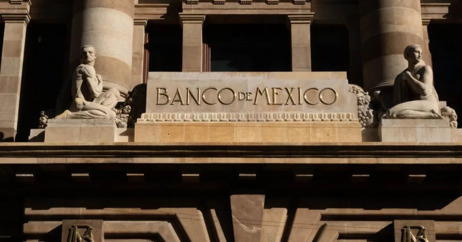 Personas realizan operaciones financieras