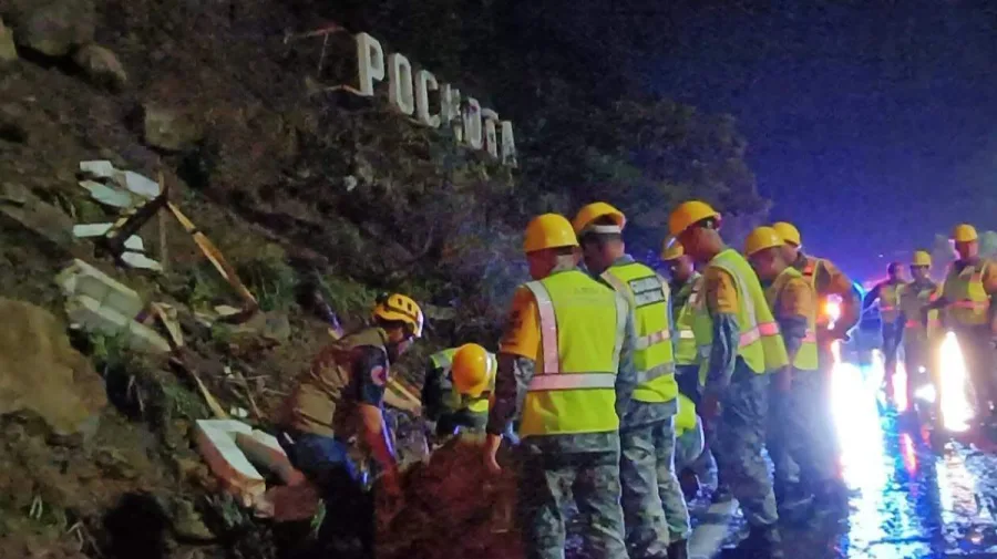 Brigadas de Protección Civil retiran material de un derrumbe en una carretera de Chiapas