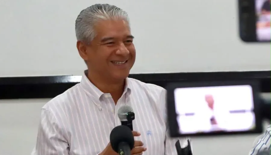 Representante de Canaco Tuxtla durante una entrevista sobre comercio formal y pirotecnia
