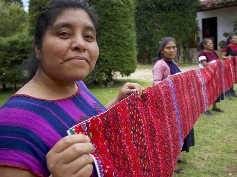 Artesanas tsotsiles de San Andrés Larráinzar trabajan con textiles tradicionales