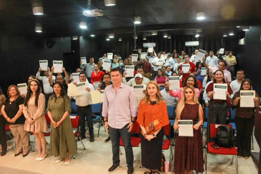 Autoridades de Chiapas y de la Agencia de Transformación Digital durante la adhesión al pacto nacional