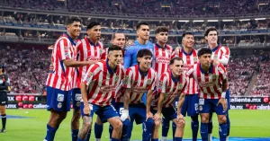 Jugadores de Chivas celebran durante el triunfo sobre Pumas