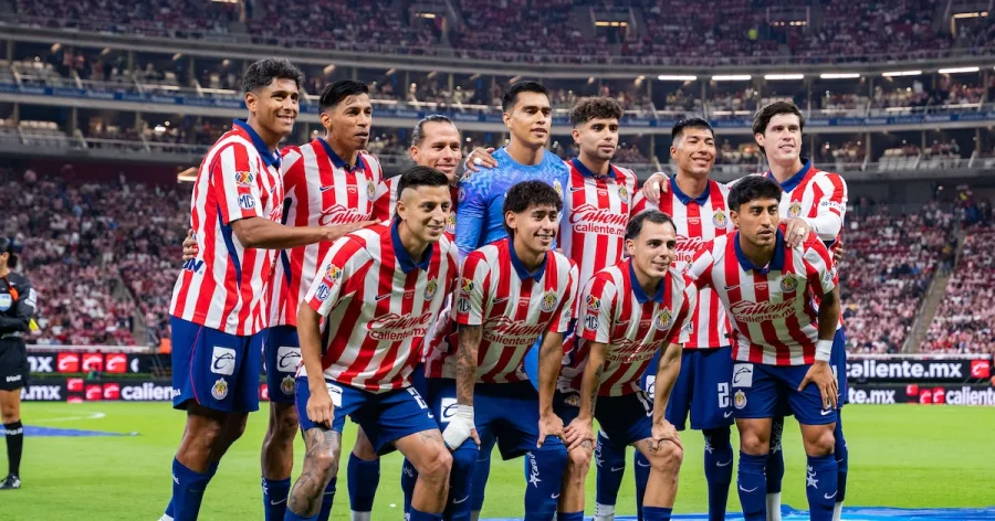 Jugadores de Chivas celebran durante el triunfo sobre Pumas