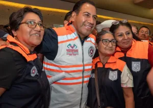 Integrantes de Protección Civil de Tuxtla durante la entrega de equipamiento