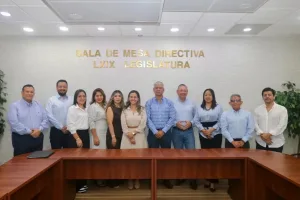 Representantes del Congreso y la Canaco durante reunión de trabajo en Tuxtla