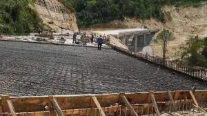 Trabajos de construcción de la carretera Las Culturas entre Palenque y Ocosingo