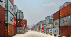 Filas de contenedores de carga en una terminal logística de México